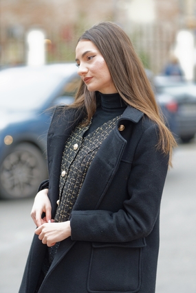 欧美街拍黑色毛呢大衣美女图片